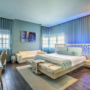 Queen Studio Suite Gold
